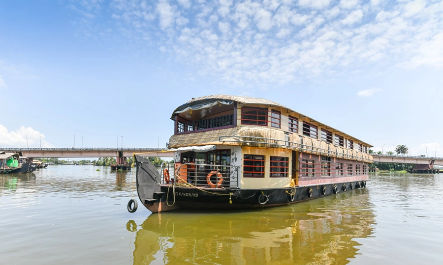 Enjoy a serene Alleppey backwater boat house stay with comfort, scenic views, and a relaxing experience