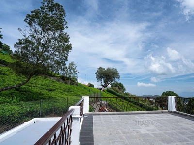 Wake up to a pleasant green view and enjoy calm moments surrounded by fresh air and soft hills in Kotagiri.