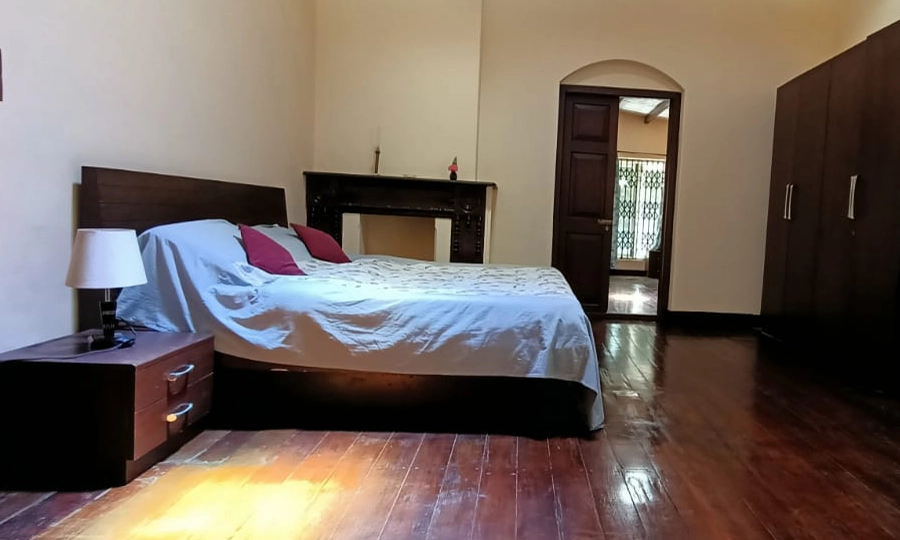 Stay in a spacious, vintage-style bedroom at Shantiniketan Villa in Coonoor with heritage charm and comfort