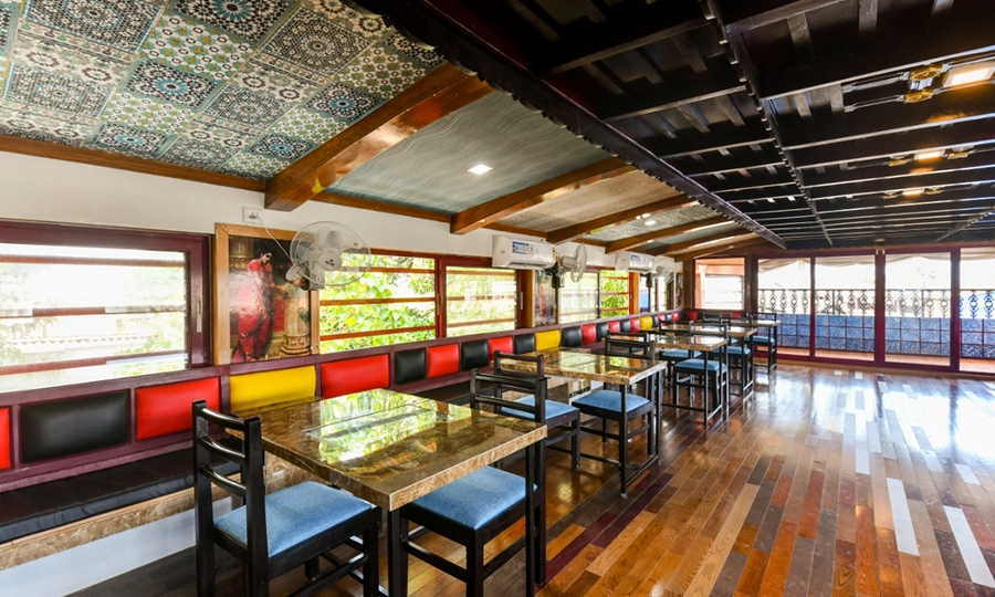 Enjoy a Kerala houseboat ride with Indiavacationz featuring a spacious dinner hall and scenic backwaters