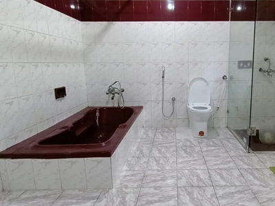 Spacious and clean bathroom with modern fittings at Shantiniketan Heritage Villa in Coonoor, Ooty