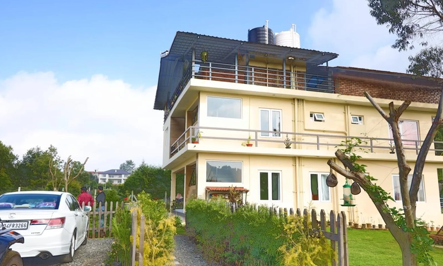 Enjoy a luxury stay at De Castle Villa in Coonoor with premium comforts for families and groups