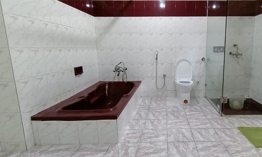 Spacious and clean bathroom with modern fittings at Shantiniketan Heritage Villa in Coonoor, Ooty