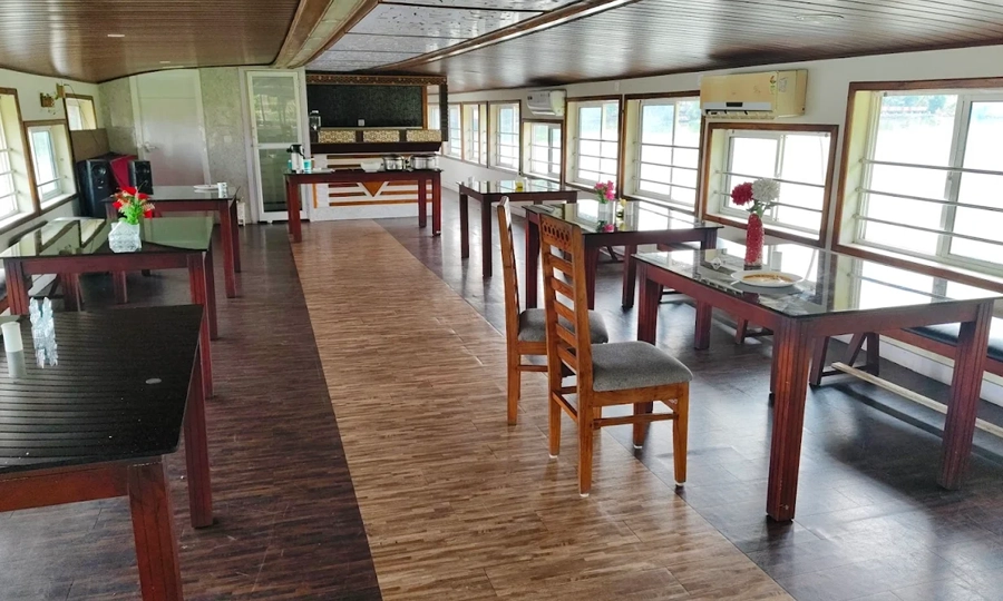 Dine in a peaceful Alleppey houseboat setting with scenic backwater views and a cozy dining atmosphere