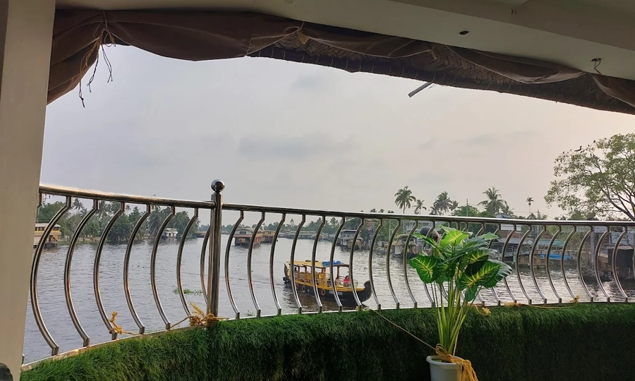 Enjoy a peaceful Alleppey boathouse ride with Indiavacationz and explore the beauty of Kerala backwaters