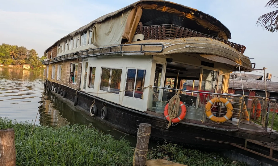 Enjoy a serene boathouse stay in Alleppey with Indiavacationz for a peaceful Kerala backwater experience