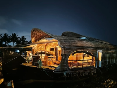 Plan a relaxing Kerala holiday with Indiavacationz and enjoy a houseboat stay in the calm backwaters of Alleppey