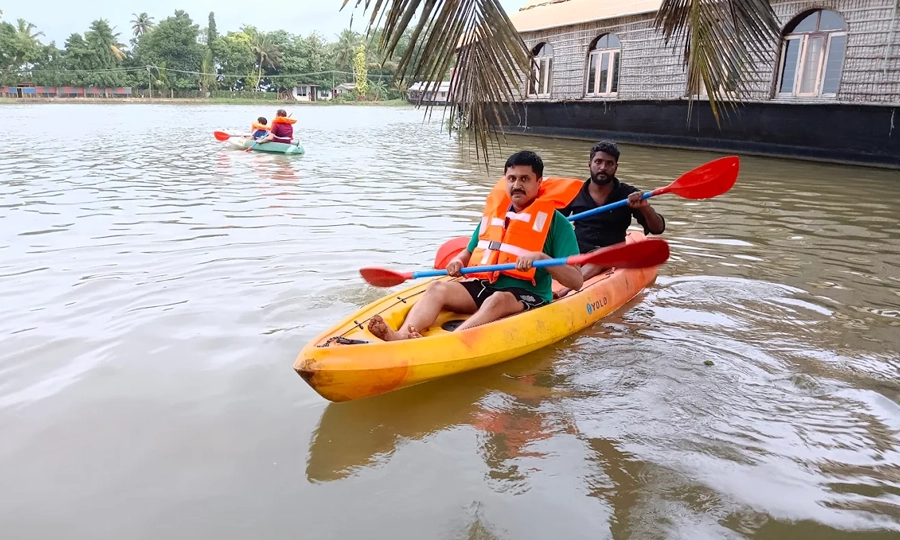 Experience a peaceful boathouse ride in Alleppey backwaters and enjoy Kerala’s natural beauty and serenity