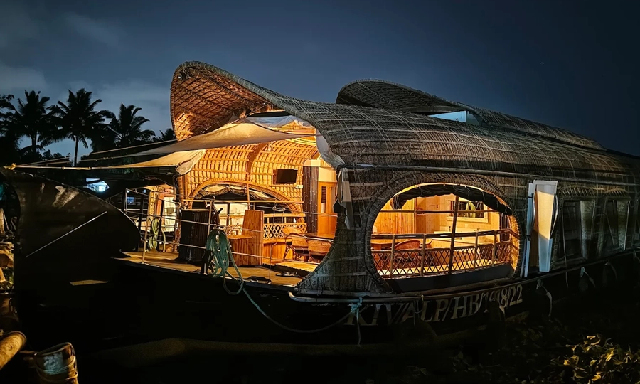 Enjoy a relaxing Alleppey backwater houseboat stay with scenic views, cozy rooms, and a serene experience