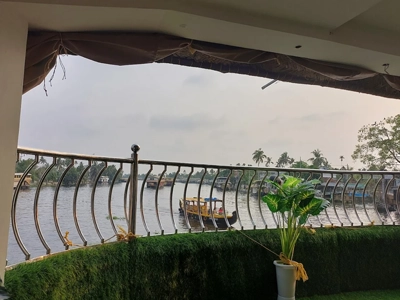 Plan a peaceful weekend getaway with Indiavacationz and enjoy a scenic houseboat stay in Kerala backwaters