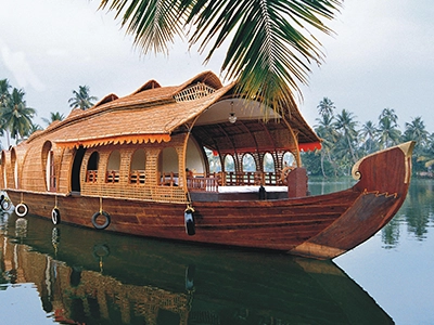 Experience a relaxing stay in an Alleppey water boat house with serene Kerala backwaters and natural beauty